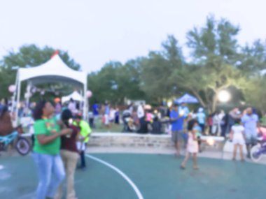 Soyut maytap havai fişek ile eğleniyor çocuklar ve parlayan 4 Temmuz kutlamaları olay Irving, Texas, ABD. Yerel halk kalabalık çeşitli grup akşam saatlerinde dört Temmuz kutlamak