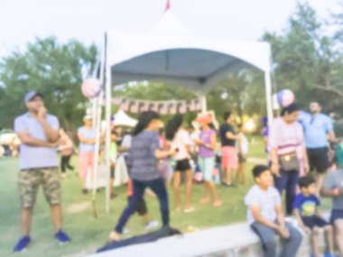 Hareket bulanık çeşitli grup 4 Temmuz itibariyle yerel halk kutlama olay. Arka plan Temmuz'u kutlamak Organizatör kabinleri, çadır Irving, Texas, ABD ile akşam.