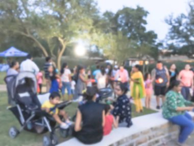 Bulanık hareket farklı grup 4 Temmuz itibariyle yerel sakinlerinin kutlama olay Irving, Texas, ABD. Arka plan Temmuz'u kutlamak akşam