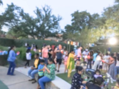 Bulanık hareket farklı grup 4 Temmuz itibariyle yerel sakinlerinin kutlama olay Irving, Texas, ABD. Arka plan Temmuz'u kutlamak akşam