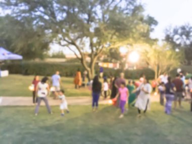 Soyut maytap havai fişek ile eğleniyor çocuklar ve parlayan 4 Temmuz kutlamaları olay Irving, Texas, ABD. Yerel halk kalabalık çeşitli grup akşam saatlerinde dört Temmuz kutlamak