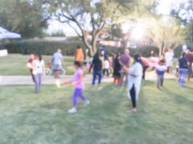 Soyut maytap havai fişek ile eğleniyor çocuklar ve parlayan 4 Temmuz kutlamaları olay Irving, Texas, ABD. Yerel halk kalabalık çeşitli grup akşam saatlerinde dört Temmuz kutlamak