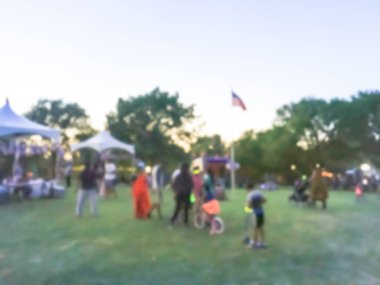 Hareket bulanık çeşitli grup 4 Temmuz itibariyle yerel halk kutlama olay. Arka plan Temmuz'u kutlamak Organizatör kabinleri, çadır Irving, Texas, ABD ile akşam.