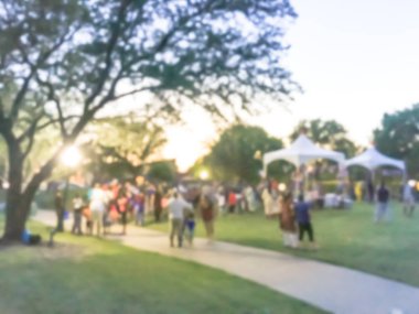 Hareket bulanık çeşitli grup 4 Temmuz itibariyle yerel halk kutlama olay. Arka plan Temmuz'u kutlamak Organizatör kabinleri, çadır Irving, Texas, ABD ile akşam.