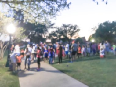 Hareket bulanık çeşitli grup 4 Temmuz queuing yerel halk kutlama olay Irving, Texas, ABD. Arka plan Temmuz'u bekleyenler ile akşam saatlerinde kutlamak