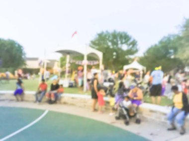 Hareket bulanık çeşitli grup 4 Temmuz itibariyle yerel halk kutlama olay. Arka plan Temmuz'u kutlamak Organizatör kabinleri, çadır Irving, Texas, ABD ile akşam.