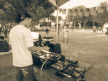 Dj karıştırma müzik Dj performans denetleyicisine bütünleşmek laptop ile bulanık close-up hazır. Irving, Texas, ABD yerel olay pistte karıştırma dj. Müzik Festivali ve eğlence kavramı
