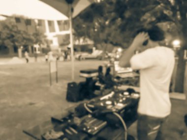 Dj karıştırma müzik Dj performans denetleyicisine bütünleşmek laptop ile bulanık close-up hazır. Irving, Texas, ABD yerel olay pistte karıştırma dj. Müzik Festivali ve eğlence kavramı