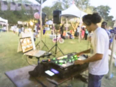 Dj karıştırma müzik Dj performans denetleyicisine bütünleşmek laptop ile bulanık close-up hazır. Irving, Texas, ABD yerel olay pistte karıştırma dj. Müzik Festivali ve eğlence kavramı