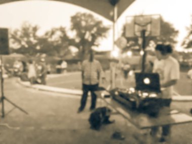 Dj karıştırma müzik Dj performans denetleyicisine bütünleşmek laptop ile bulanık close-up hazır. Irving, Texas, ABD yerel olay pistte karıştırma dj. Müzik Festivali ve eğlence kavramı