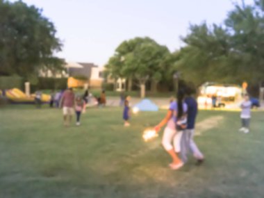 Soyut maytap havai fişek ile eğleniyor çocuklar ve parlayan 4 Temmuz kutlamaları olay Irving, Texas, ABD. Yerel halk kalabalık çeşitli grup akşam saatlerinde dört Temmuz kutlamak