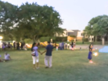 Soyut maytap havai fişek ile eğleniyor çocuklar ve parlayan 4 Temmuz kutlamaları olay Irving, Texas, ABD. Yerel halk kalabalık çeşitli grup akşam saatlerinde dört Temmuz kutlamak