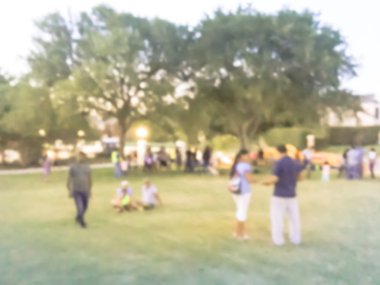 Soyut maytap havai fişek ile eğleniyor çocuklar ve parlayan 4 Temmuz kutlamaları olay Irving, Texas, ABD. Yerel halk kalabalık çeşitli grup akşam saatlerinde dört Temmuz kutlamak