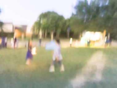 Soyut maytap havai fişek ile eğleniyor çocuklar ve parlayan 4 Temmuz kutlamaları olay Irving, Texas, ABD. Yerel halk kalabalık çeşitli grup akşam saatlerinde dört Temmuz kutlamak