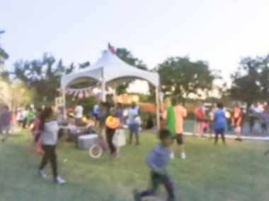 Hareket bulanık çeşitli grup 4 Temmuz itibariyle yerel halk kutlama olay. Arka plan Temmuz'u kutlamak Organizatör kabinleri, çadır Irving, Texas, ABD ile akşam.