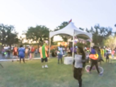 Hareket bulanık çeşitli grup 4 Temmuz itibariyle yerel halk kutlama olay. Arka plan Temmuz'u kutlamak Organizatör kabinleri, çadır Irving, Texas, ABD ile akşam.