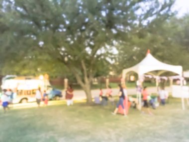 Soyut bulanık farklı grup 4 Temmuz itibariyle yerel sakinlerinin kutlamaları akşam olay. Dört Temmuz kutlamak gıda kamyon Irving, Texas, ABD ile akşam.