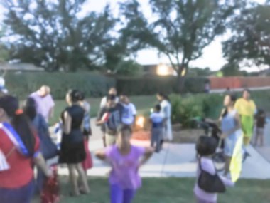 Hareket bulanık çeşitli grup 4 Temmuz queuing yerel halk kutlama olay Irving, Texas, ABD. Arka plan Temmuz'u bekleyenler ile akşam saatlerinde kutlamak