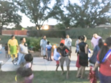 Hareket bulanık çeşitli grup 4 Temmuz queuing yerel halk kutlama olay Irving, Texas, ABD. Arka plan Temmuz'u bekleyenler ile akşam saatlerinde kutlamak