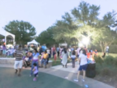 Bulanık hareket farklı grup 4 Temmuz itibariyle yerel sakinlerinin kutlama olay Irving, Texas, ABD. Arka plan Temmuz'u kutlamak akşam