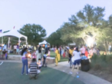 Hareket bulanık çeşitli grup 4 Temmuz queuing yerel halk kutlama olay Irving, Texas, ABD. Arka plan Temmuz'u bekleyenler ile akşam saatlerinde kutlamak