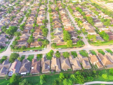 Houston, Texas, ABD Konut Evleri yakın hava görünümünü büyük park. Uzun yolu ile yeşil kentsel rekreasyon ile yeşil ağaç çevreler. Sıkıca paketlenmiş evler mahalle ve driveways köprü
