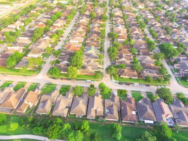 Houston, Texas, ABD Konut Evleri yakın hava görünümünü büyük park. Uzun yolu ile yeşil kentsel rekreasyon ile yeşil ağaç çevreler. Sıkıca paketlenmiş evler mahalle ve driveways köprü
