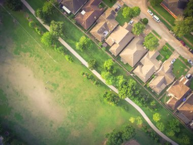Houston, Texas, ABD Konut Evleri yakın hava görünümünü büyük park. Uzun yolu ile yeşil kentsel rekreasyon ile yeşil ağaç çevreler. Sıkıca paketlenmiş evler mahalle ve driveways köprü