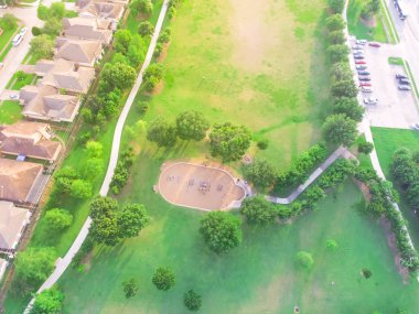 Houston, Texas Harwin Park'ta konut neighborhood yakınındaki hava görünümünü büyük bahçesi. Slaytlar ve yeşil ağaçlar, yeşil çim ve yürüme yolu ile çevrili park swings yükseltilmiş görünümünü