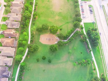 Houston, Texas Harwin Park'ta konut neighborhood yakınındaki hava görünümünü büyük bahçesi. Slaytlar ve yeşil ağaçlar, yeşil çim ve yürüme yolu ile çevrili park swings yükseltilmiş görünümünü