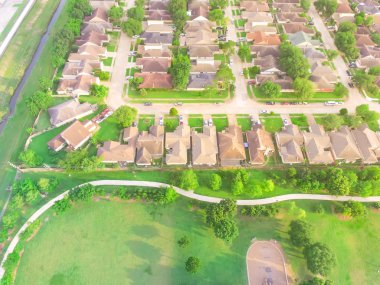 Houston, Texas Harwin Park'ta konut neighborhood yakınındaki hava görünümünü büyük bahçesi. Slaytlar ve yeşil ağaçlar, yeşil çim ve yürüme yolu ile çevrili park swings yükseltilmiş görünümünü