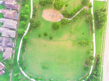 Houston, Texas Harwin Park'ta konut neighborhood yakınındaki hava görünümünü büyük bahçesi. Slaytlar ve yeşil ağaçlar, yeşil çim ve yürüme yolu ile çevrili park swings yükseltilmiş görünümünü