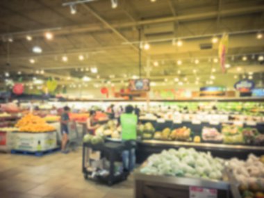 Hareket personel yeniden stoklama bulanıklık, ABD yerel bakkal taze meyve yeniden düzenlemek. Mevsim meyveleri ham, Texas süpermarkette alışveriş rafları müşteri üretir. Soyut sağlıklı yaşam konsepti