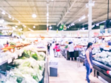 Bulanık müşteri alışveriş için taze sebze, meyve bakkal Texas, Usa. Çeşitli organik ve yerel olarak yetiştirilen ekranda üretir. Süpermarkette sağlıklı gıda arka plan