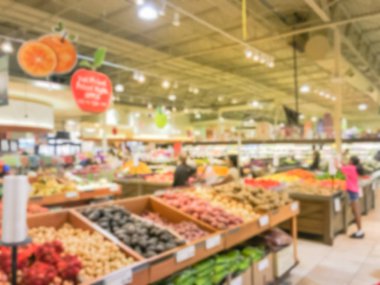 Bulanık müşteri alışveriş için taze sebze, meyve bakkal Texas, Usa. Çeşitli organik ve yerel olarak yetiştirilen ekranda üretir. Süpermarkette sağlıklı gıda arka plan