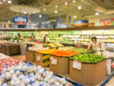 Bulanık müşteri alışveriş için taze sebze, meyve bakkal Texas, Usa. Çeşitli organik ve yerel olarak yetiştirilen ekranda üretir. Süpermarkette sağlıklı gıda arka plan