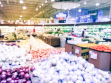 Bulanık müşteri alışveriş için taze sebze, meyve bakkal Texas, Usa. Çeşitli organik ve yerel olarak yetiştirilen ekranda üretir. Süpermarkette sağlıklı gıda arka plan