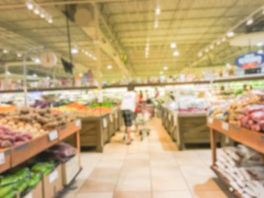 Bulanık müşteri alışveriş için taze sebze, meyve bakkal Texas, Usa. Çeşitli organik ve yerel olarak yetiştirilen ekranda üretir. Süpermarkette sağlıklı gıda arka plan