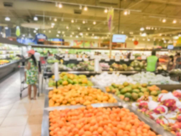 美国当地杂货店的新鲜水果的模糊运动品种与顾客购物 季节性的生果 在德州超市的货架上生产 健康生活方式概念 — 图库照片