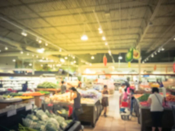 Résumé brouillé occupé client shopping pour les légumes frais dans — Photo