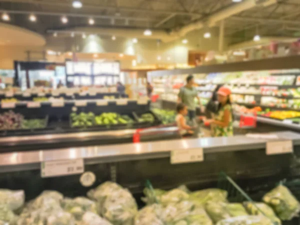 Résumé brouillé occupé client shopping pour les légumes frais dans — Photo