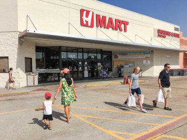 Carrollton, Tx, bize-Haziran 1, 2018:Customers Park yerinden H Mart süpermarket girin. Asya gıdalar, Lyndhurst, Nj Hanahreum grubu tarafından işletilen sağlamada uzmanlaşmış bir Amerikan süpermarket zinciri