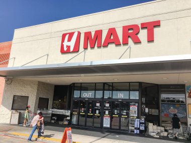 Carrollton, Tx, bize-Haziran 1, 2018:Customers H Mart süpermarket giriş girin. Asya gıdalar, Lyndhurst, Nj Hanahreum grubu tarafından işletilen sağlamada uzmanlaşmış bir Amerikan süpermarket zinciri