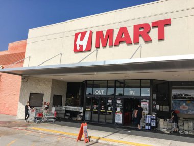Carrollton, Tx, bize-Haziran 1, 2018:Customers H Mart süpermarket giriş girin. Asya gıdalar, Lyndhurst, Nj Hanahreum grubu tarafından işletilen sağlamada uzmanlaşmış bir Amerikan süpermarket zinciri