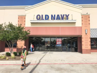 Lewisville, Tx, bize-Haziran 1, 2018:Customer girin ve Old Navy zincir mağaza çıkın. Amerikan çokuluslu şirketler Mission Bay, San Francisco dan Gap Inc tarafından giyim, aksesuar perakendecilik şirketi sahibi