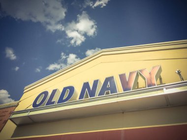 Lewisville, Tx, ABD-Haziran 1, 2018:Close-logo cephe dış Old Navy zincir mağaza kadar. Giyim ve aksesuar perakendecilik şirketi sahibi Amerikan çokuluslu şirketler San Francisco'dan Gap Inc tarafından