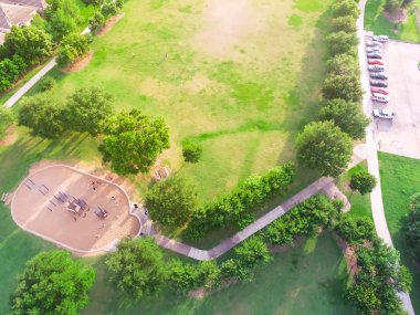 Havadan görünümü çocuklar Bahçesi ve Houston, Texas Harwin park park yerinde. Slaytlar ve salıncaklar parkta yeşil ağaçlarıyla çevrili yükseltilmiş bir bakış. Çocuk açık oyun ve eğlence kavramı.