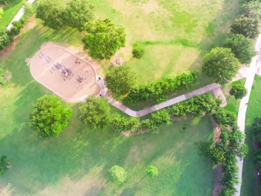 Houston, Texas Harwin Park'ta bir koca çocuk oyun bahçesi hava görünümünü. Slaytlar ve salıncaklar parkta yeşil ağaçlarıyla çevrili yükseltilmiş bir bakış. Çocuk açık oyun ve eğlence kavramı.