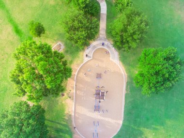 Houston, Texas Harwin Park'ta bir koca çocuk oyun bahçesi hava görünümünü. Slaytlar ve salıncaklar parkta yeşil ağaçlarıyla çevrili yükseltilmiş bir bakış. Çocuk açık oyun ve eğlence kavramı.
