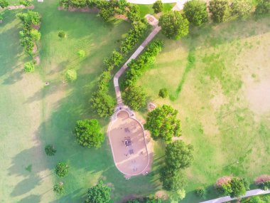 Houston, Texas Harwin Park'ta bir koca çocuk oyun bahçesi hava görünümünü. Slaytlar ve salıncaklar parkta yeşil ağaçlarıyla çevrili yükseltilmiş bir bakış. Çocuk açık oyun ve eğlence kavramı.